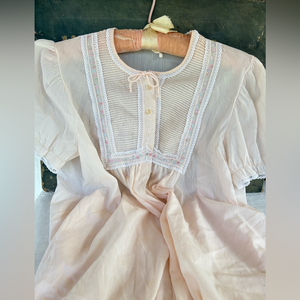 Vintage Barbizon nightgown Lace and embroidered flowers Large